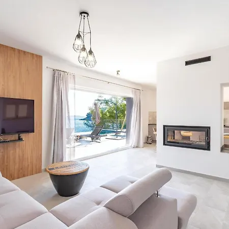 Awesome In Karbuni With Sauna Casa vacanze Potirna