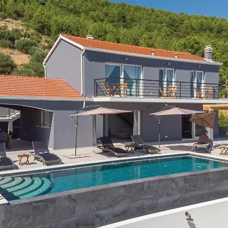 Сasa de vacaciones Awesome In Karbuni With Sauna *